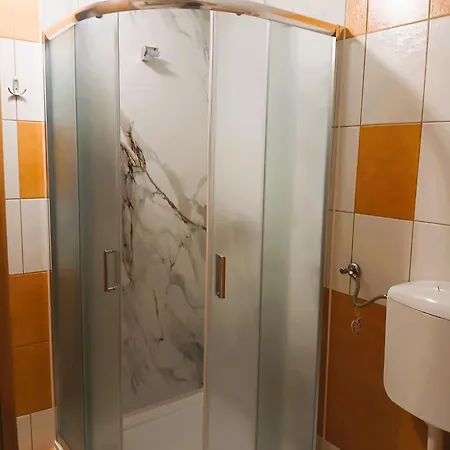 Pri Treh Lipah בית הארחה 2*