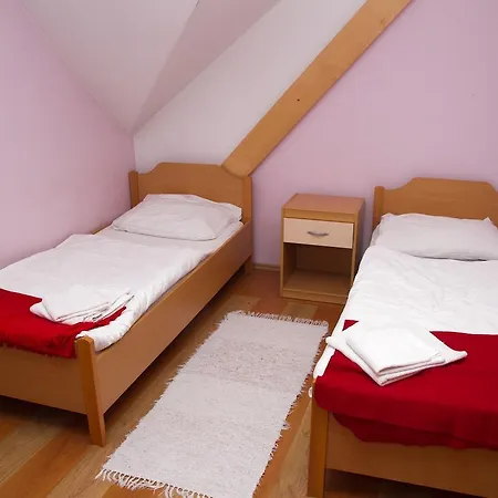 Penzion Pri Treh Lipah 2*