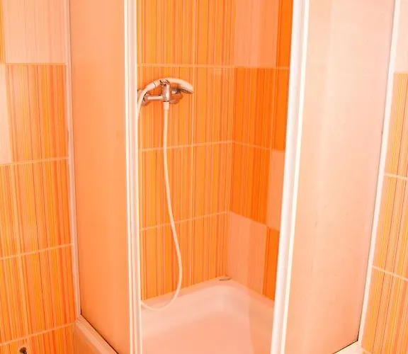 Pri Treh Lipah Guest house