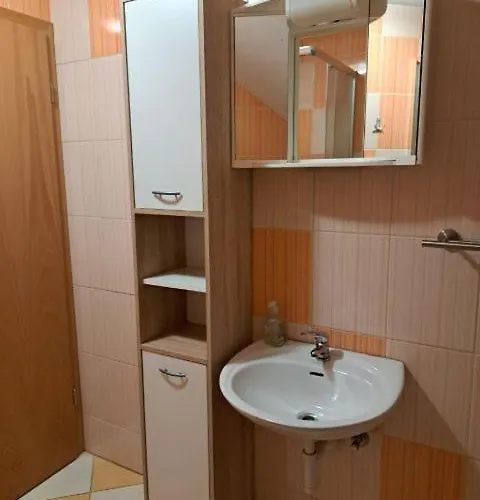 Pri Treh Lipah Guest house